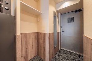 Ein schmaler Korridor mit Holzwandverkleidung und Teppichboden.