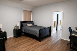 A bedroom with a bed, bedside tables, a desk, and a chair. - North Houston 3 beds 2baths - Sleeps 8.
Professionals, Work Groups and Families! (Houston)