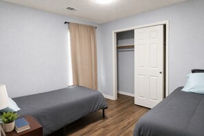 A bedroom with two beds, a closet, and a window with curtains. - North Houston 3 beds 2baths - Sleeps 8.
Professionals, Work Groups and Families! (Houston)