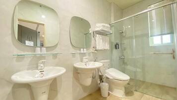 Superior-værelse - byudsigt | Badeværelse | Gratis toiletartikler, hårtørrer, hjemmesko, håndklæder