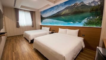 Ein Hotelzimmer mit zwei Betten, einem großen Fenster mit Vorhängen, einem Flachbildfernseher und einem Gemälde eines Bergsees.