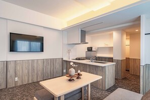 Una cocina moderna con microondas, estufa y fregadero.