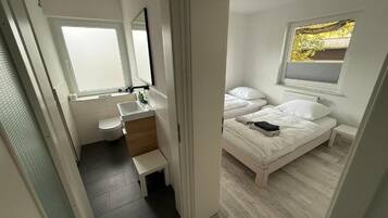 Apartment, Balkon, Stadtblick | Badezimmer | Dusche, Haartrockner, Toilettenpapier