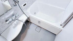 Une salle de bain moderne avec une baignoire, un lavabo et une douche.