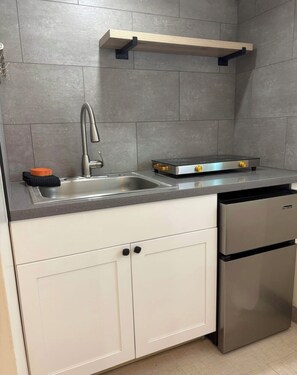 Private kitchen - Welcome to Oakdale, Ca Comfortable Private Bedroom/Bath,
69 miles to Yosemite. (Oakdale)
