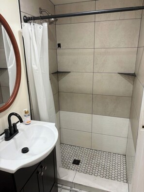 Bathroom - Welcome to Oakdale, Ca Comfortable Private Bedroom/Bath,
69 miles to Yosemite. (Oakdale)