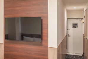 Standard-Dreibettzimmer, Mehrere Betten, Nichtraucher | Wohnbereich | 43-Zoll-Flachbildfernseher mit Digitalempfang