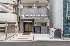 A two-story building with a sign reading 'APARTMENT HOTEL I1'. - Apartment Hotel 11 Kuromon 7 (Osaka-shi)
