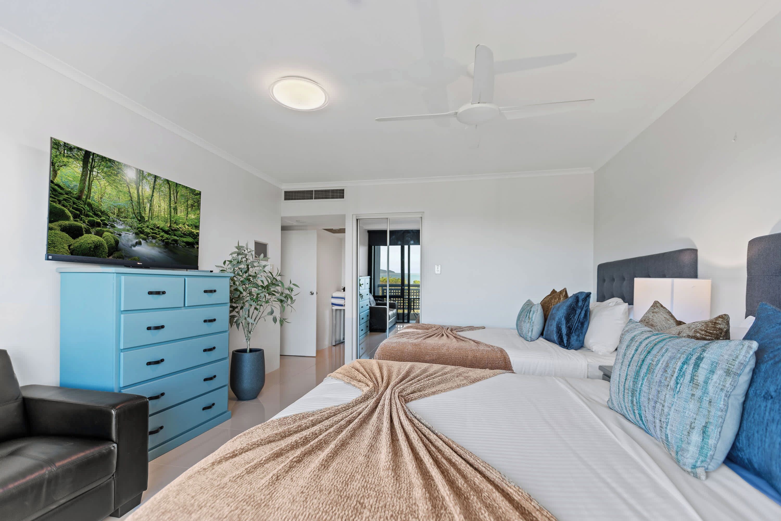 2 bedrooms, desk, iron/ironing board, travel crib