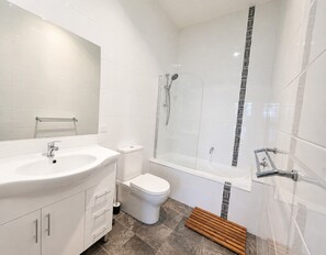 Douche, sèche-cheveux, serviettes fournies