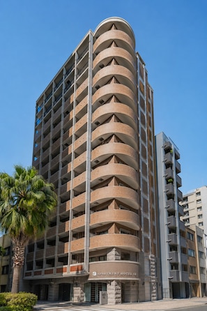 A multi-story building with a curved facade, balconies, and a sign indicating it is an apartment hotel. - Apartment Hotel 11 Kuromon 8 (Osaka-shi)