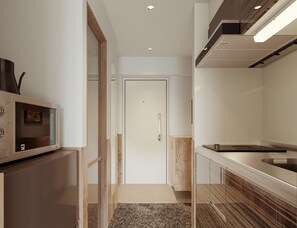 Eine moderne Küche mit einer Mikrowelle, einem Holzkasten und einer Arbeitsplatte.