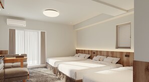 Ein Hotelzimmer mit zwei Betten, einem Schreibtisch und einem Fenster mit Jalousien.