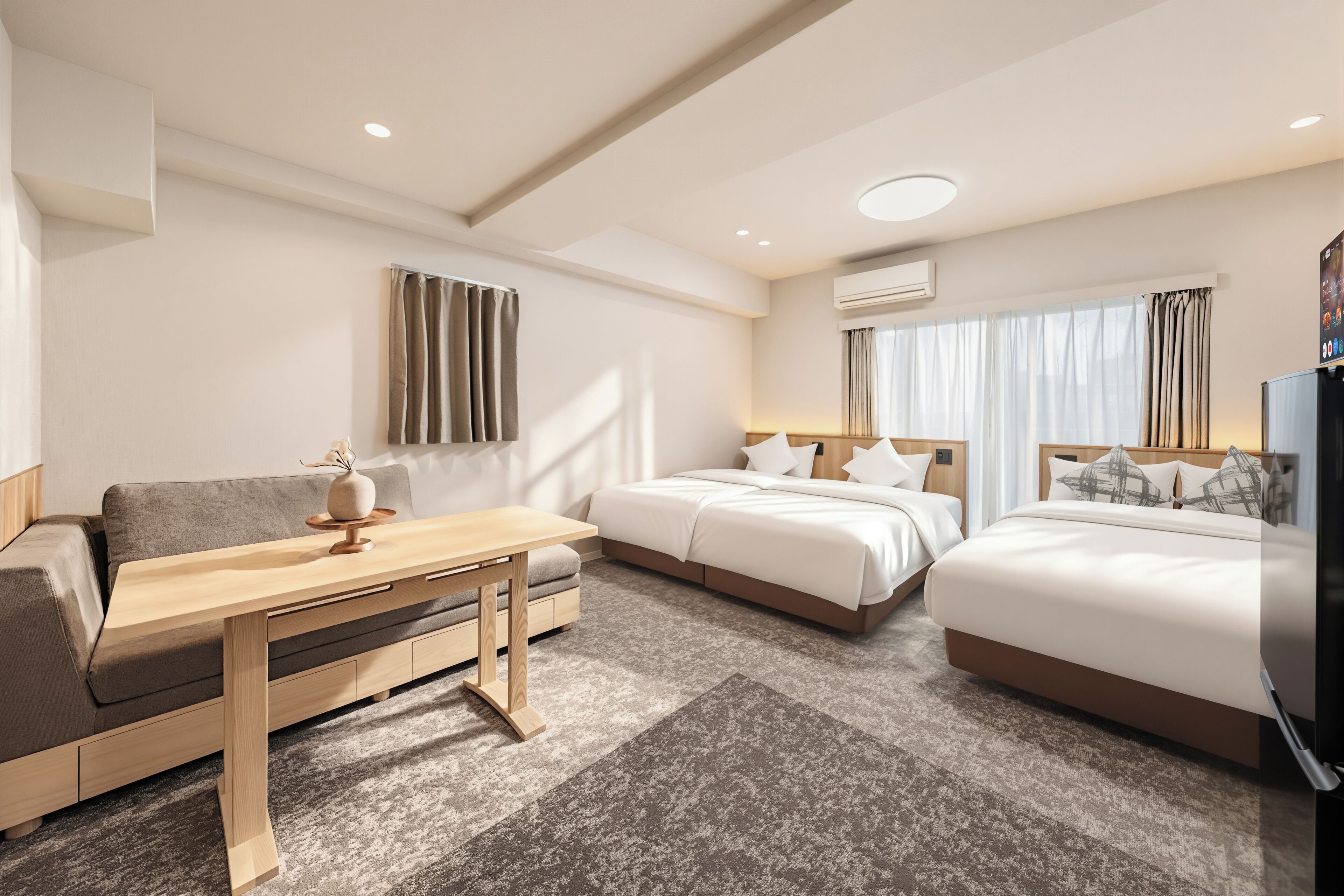 Een hotelkamer met een bank, een tafeltje, twee bedden, een televisie en een airconditioning.