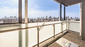 A high-rise building with a view of a city skyline. - Apartment Hotel 11 Dotonbori 9 (Osaka-shi)