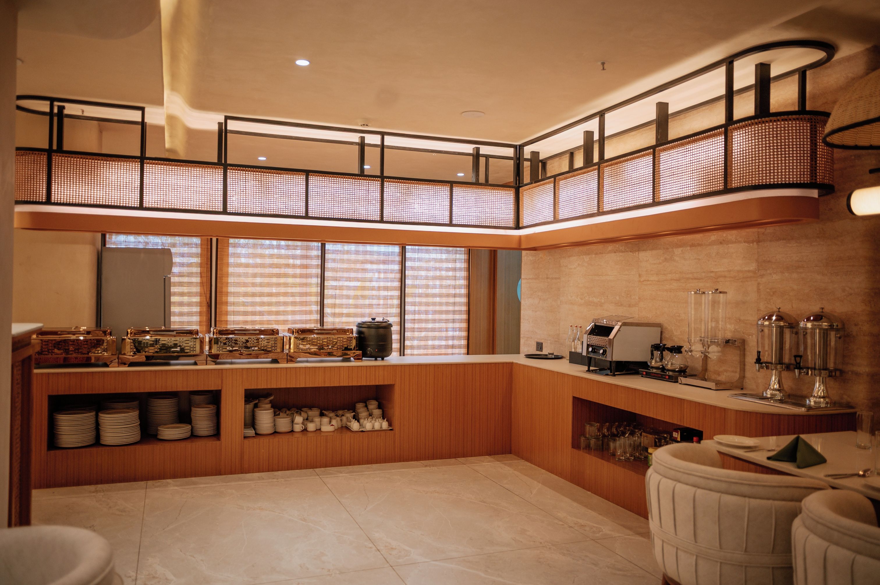 Une cuisine moderne avec un comptoir en bois, des machines à café et une cafetière à piston.