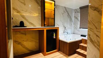 Suite Mewah | Kamar mandi | Shower, perlengkapan mandi gratis, handuk, dan sabun