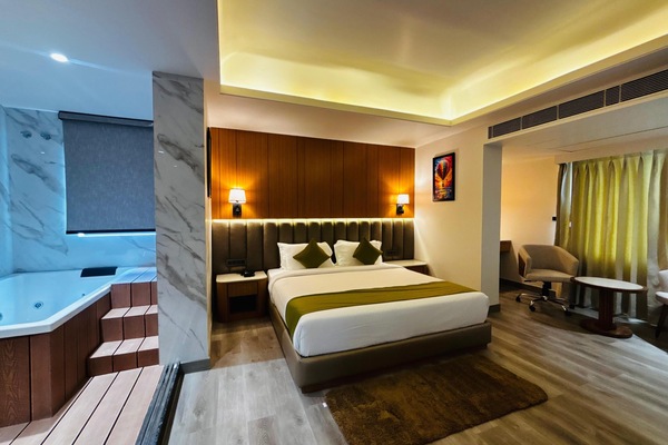 Luxury Suite | Pillowtop beds, laptop workspace, iron/ironing board (on request)