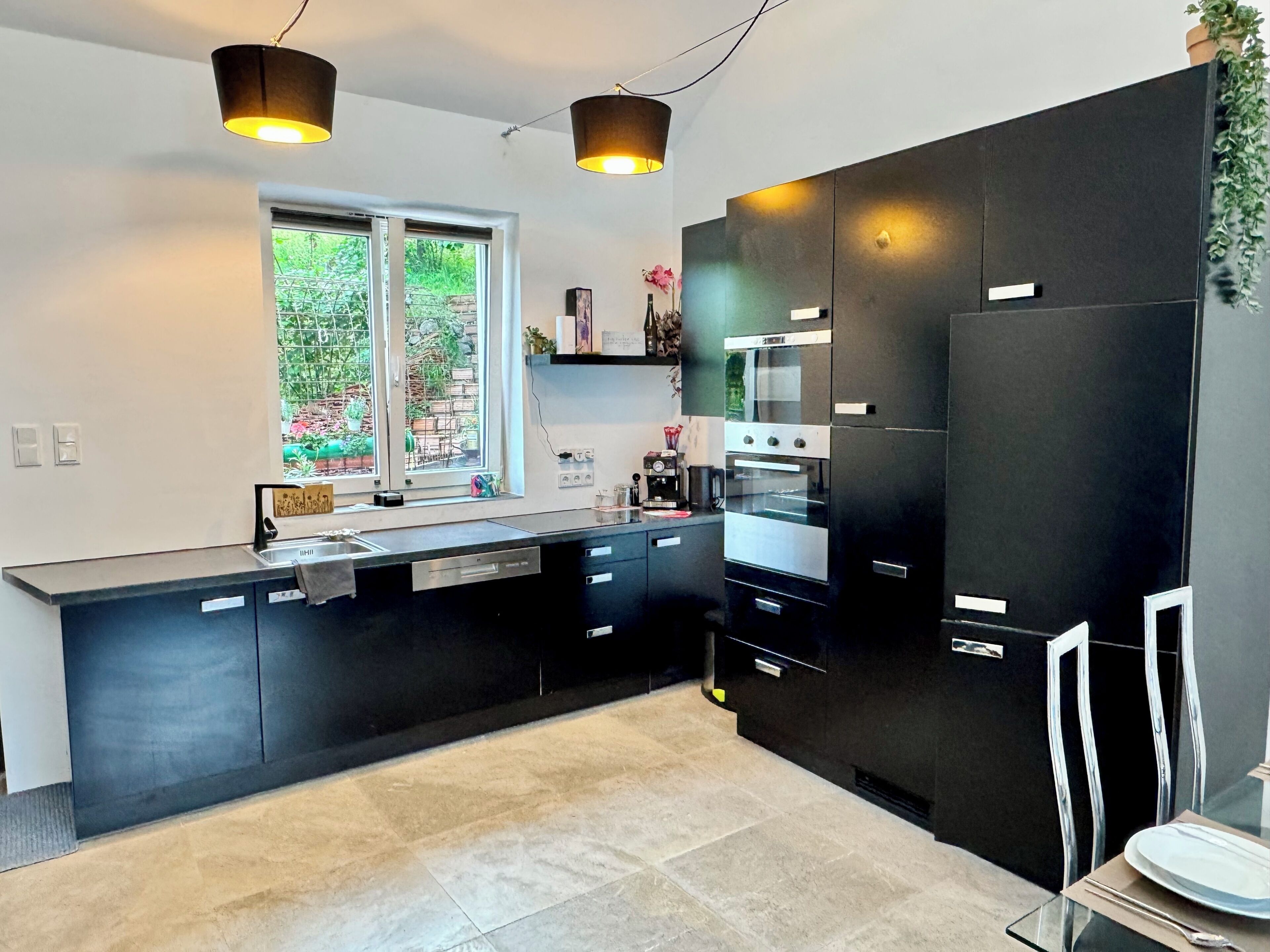 Wasserkocher mit Kaffee-/Teezubehör, Kühlschrank, Ofen, Herdplatte