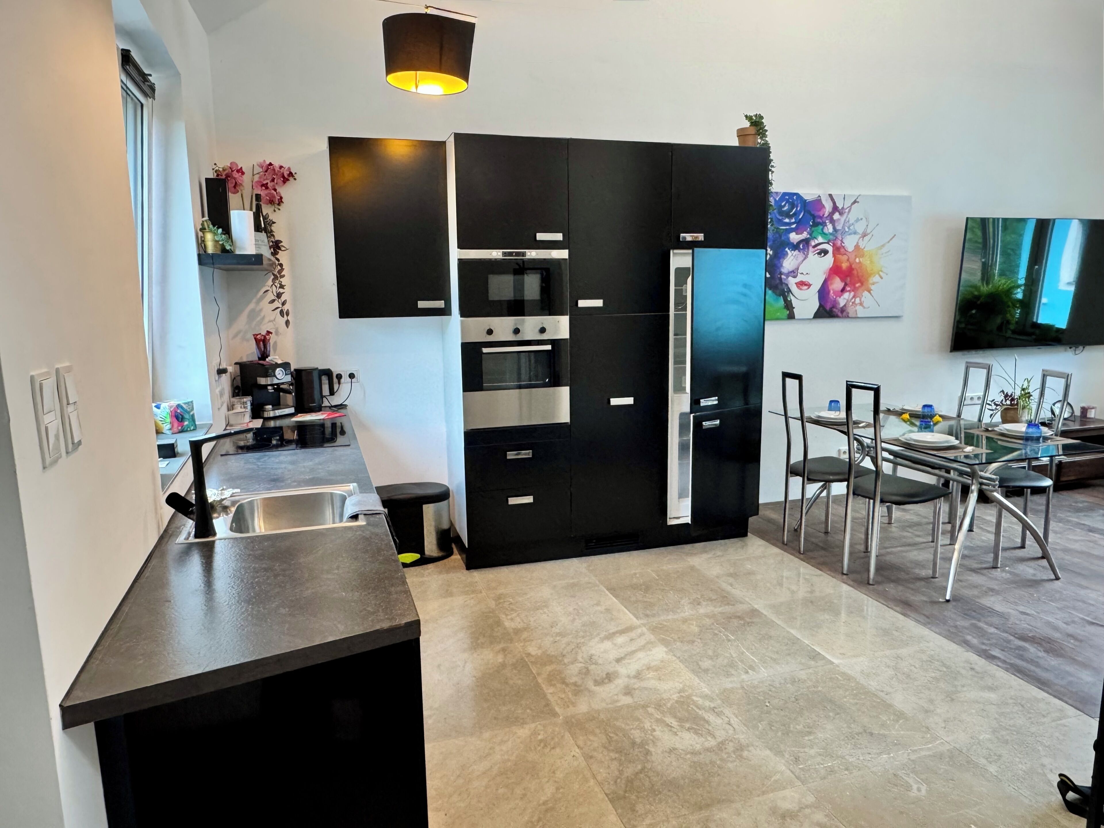 Coffee/tea maker, fridge, oven, stovetop