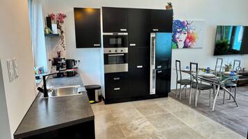 Coffee/tea maker, fridge, oven, stovetop