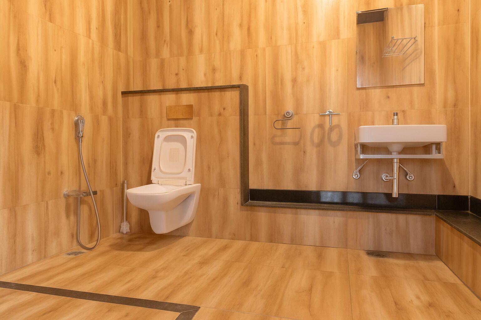 Ein modernes Badezimmer mit Holzwand, Toilette, Dusche und Waschbecken.