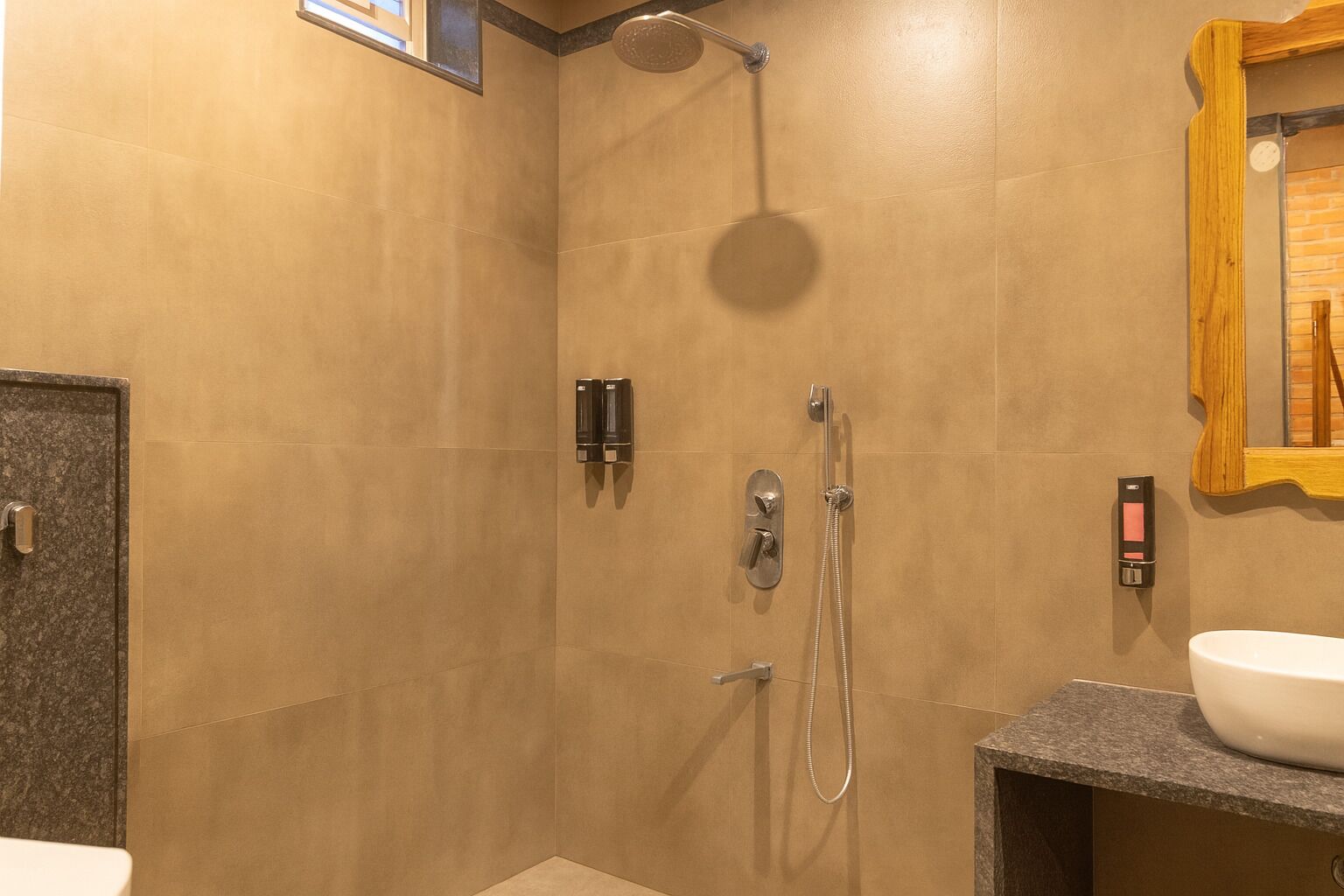 Een douche, een haardroger, handdoeken, zeep
