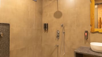 Een douche, een haardroger, handdoeken, zeep