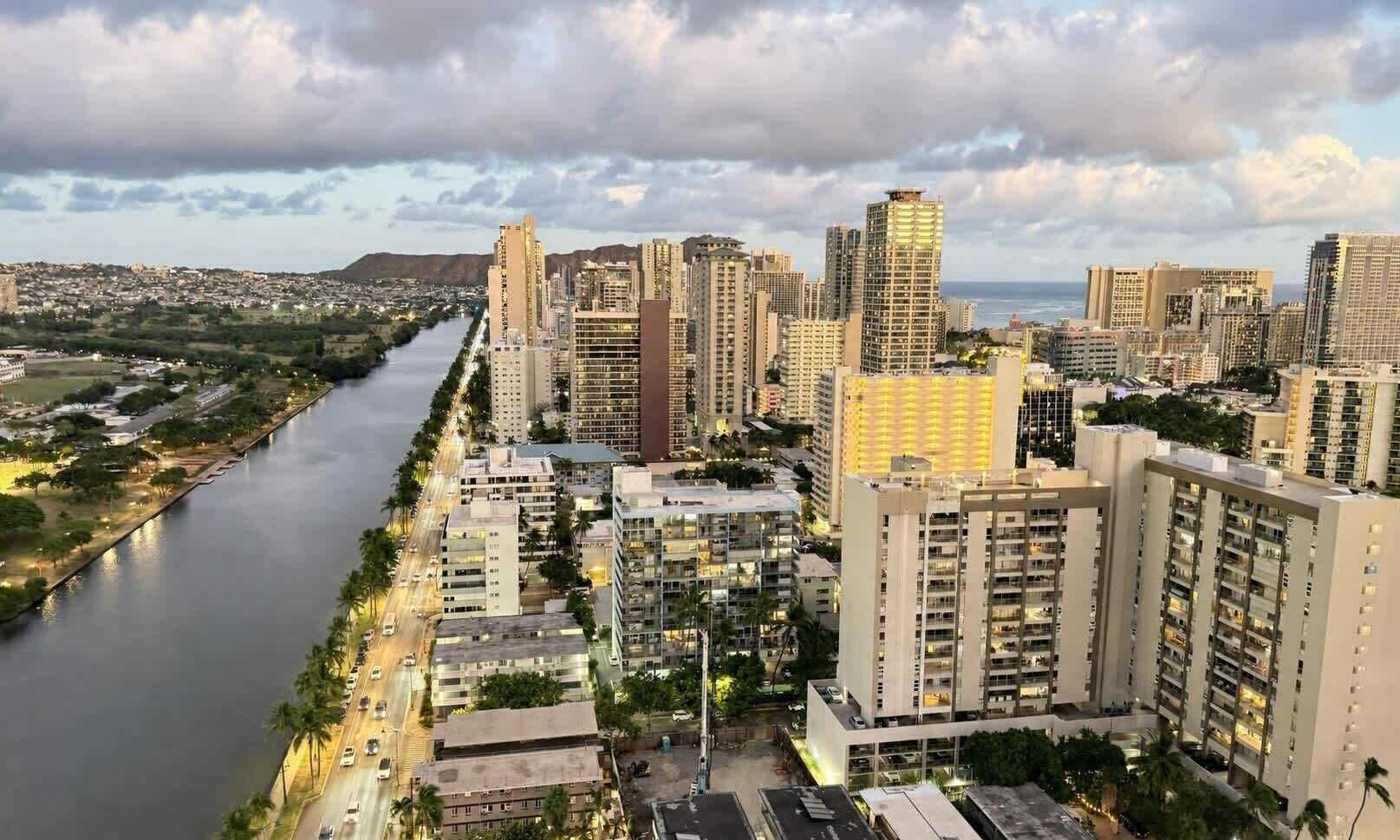 Eine Stadtansicht mit Wolkenkratzern, einem Fluss und einer Brücke.