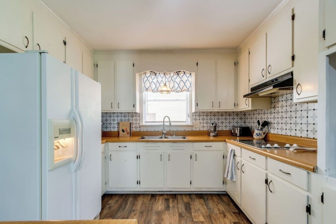 Coffee/tea maker, fridge, microwave, toaster