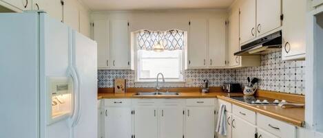 Coffee/tea maker, fridge, microwave, toaster