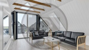 Quarto de loft moderno com um amplo claraboia, um sofá, uma mesa de centro e vista para o exterior.