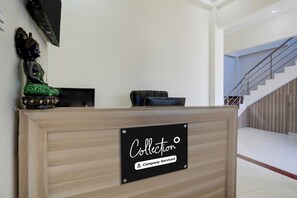 Un mostrador de recepción con un letrero que indica servicio de la empresa.