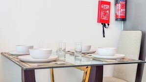 Studio, ban công, quang cảnh thành phố | Phòng ăn