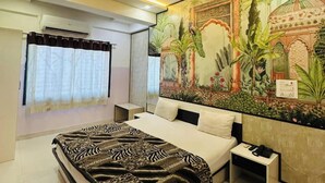 Een moderne slaapkamer met een bed, een plafondventilator, een airconditioning en een decoratieve muurschildering.
