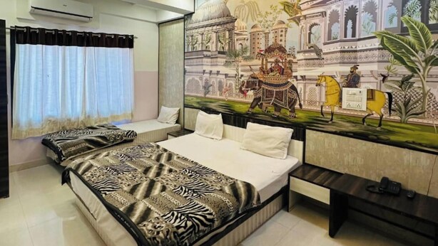 Een moderne slaapkamer met een groot bed, een plafondventilator en een muurschildering van een historisch tafereel.