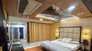 Un dormitorio moderno con cama, armario y tocador.