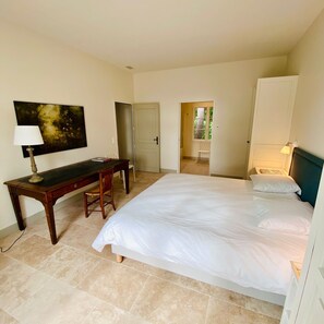 A bedroom with a bed, a desk, a chair, a lamp, and a painting on the wall. - La Bergerie du Parc, waterfront villa in Sète (Sète)