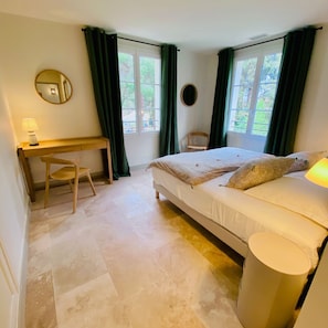 A bedroom with a bed, a desk, a chair, and two windows with curtains. - La Bergerie du Parc, waterfront villa in Sète (Sète)