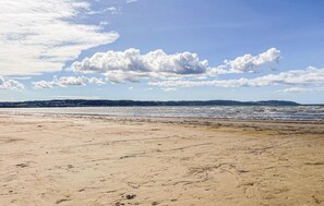 A beach with a clear sky and distant hills. - 3 bedroom cozy home in Skummeslövstrand (Skummeslövstrand)