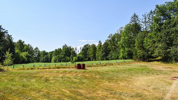 A rural landscape with a dirt path, a fence, and a field. - 1 bedroom beautiful home in Mörrum (Mörrum)
