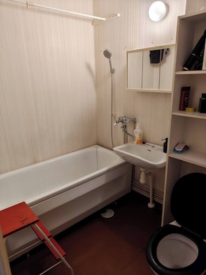 Apartment, 1 Bedroom, Accessible | Bathroom - Sunny 4th-floor Park-view Studio Escape (Turku)