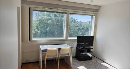 Sunny 4th-floor Park-view Studio Escape