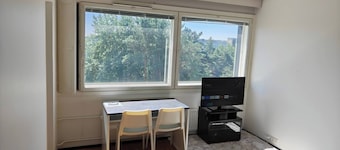 Sunny 4th-floor Park-view Studio Escape