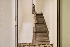 A staircase with a handrail and a door on the left. - New apartment in downtown Antwerp for 6 people (Antwerpen)