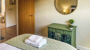 2 bedrooms, WiFi (free), bed sheets