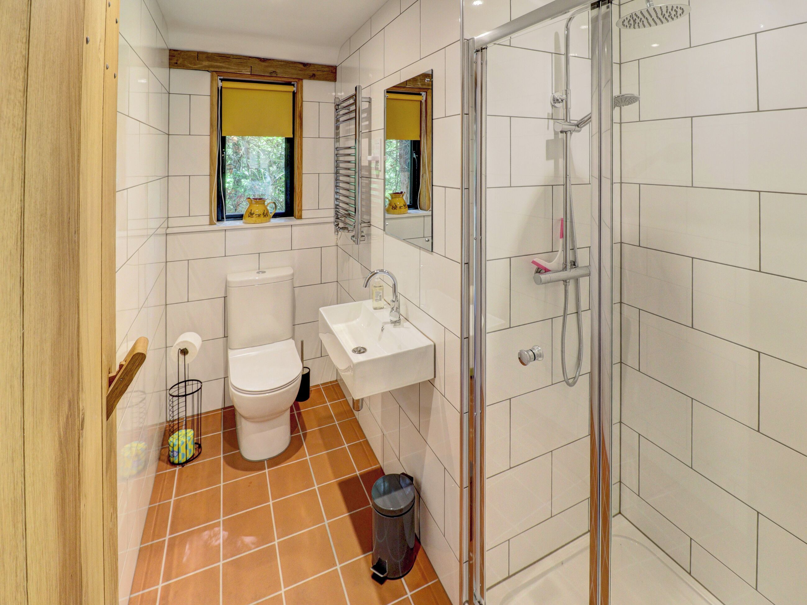Een badkamer met toilet, wastafel en douche.