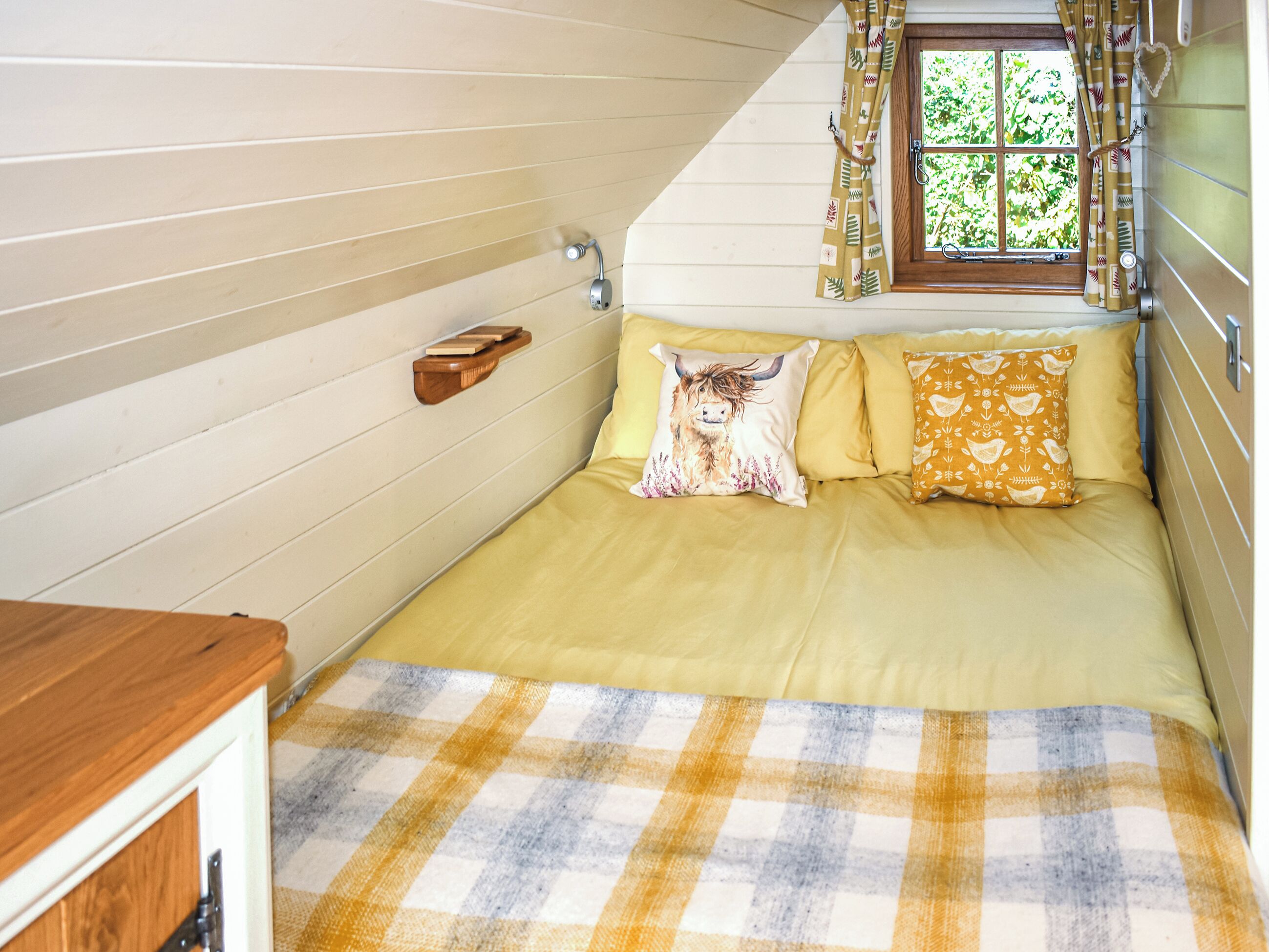 WiFi (free), bed sheets