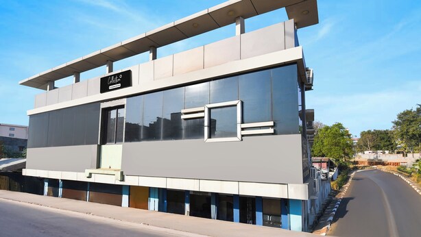 Een modern gebouw met een plat dak en grote ramen.