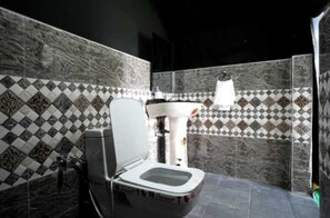 Chambre Deluxe | Salle de bain | Douche, articles de toilette gratuits, savon